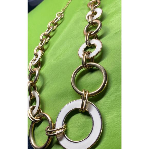 Crown TRIFARI Designer Signed Gold Tone White Enamel Choker 18" Retro Necklace - Picture 7 of 7